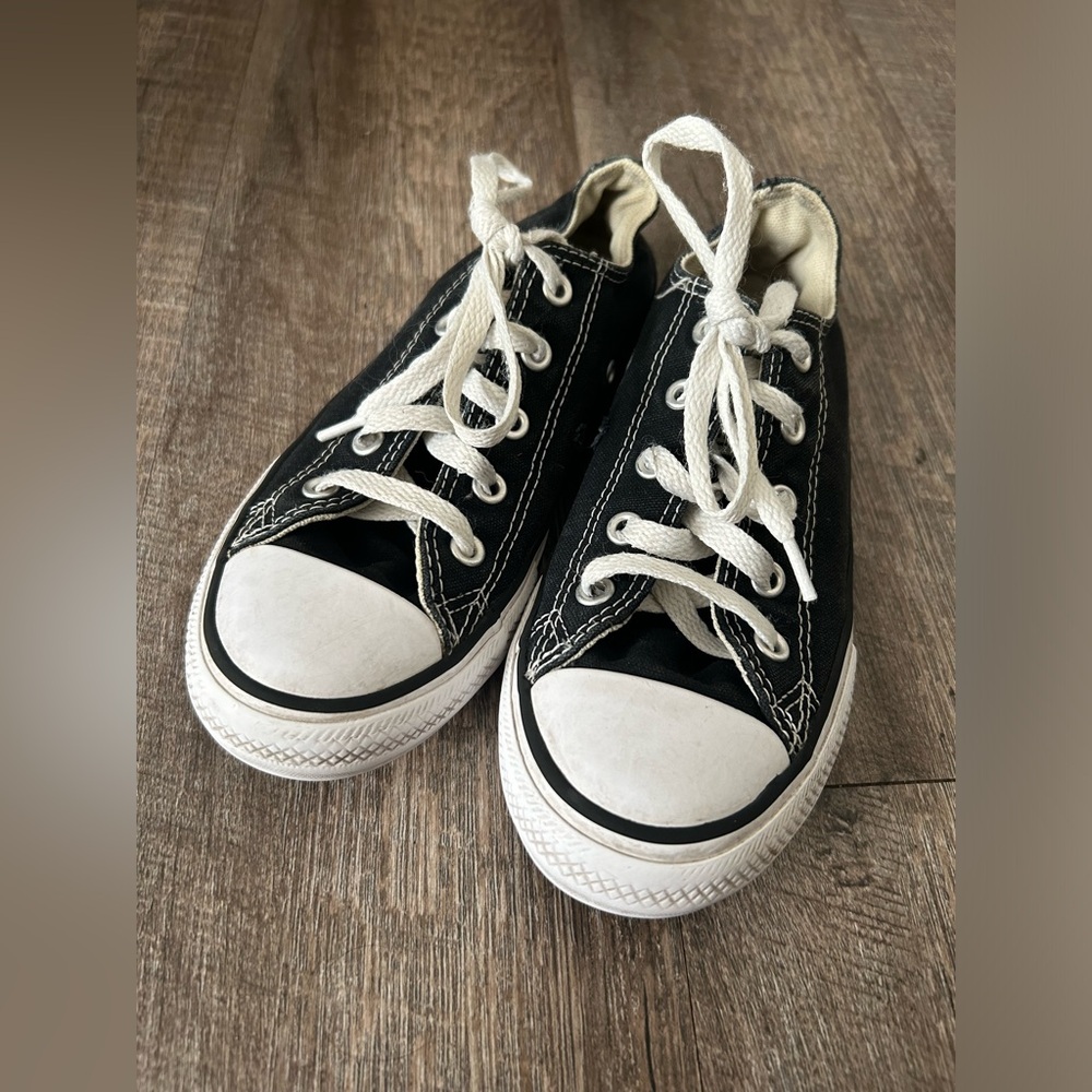 🌸 $10 SALE 🌸 Converse Kids Black Sneakers - Picture 2 of 12
